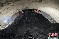豆腐里打隧道 云南玉楚高速全线重难点工程大栗树隧道双幅贯通