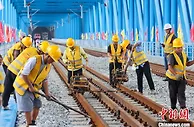 重庆铁路枢纽东环线南段轨道成功贯通