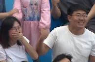 “镜头给你就亲亲????”青岛海牛主场的情侣和...单身狗