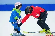 奥运冠军当青年志愿者带疫情防控医护子女体验滑雪