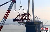 珠海金海大桥首台750吨架梁吊机整机成功转场