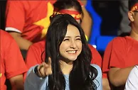 足球宝贝：泳装辣度破表！越南女ＤＪ《Jenny Ye?n》甜美笑颜身材却很火爆！