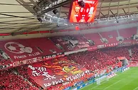 想表达……？????海港主场看台现巨型Tifo，写着“去伪存真”