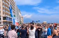 信守承诺！意大利演员裸体上街庆祝那不勒斯夺冠，引众人围观