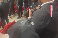 比赛太无聊？足总杯半决赛球迷当场叫理发师在看台理发????‍♂️