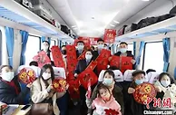 太原铁路：小年迎探亲客流小高峰 赠春联温暖出行旅客