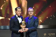 父亲为张玉宁颁发中国金球奖：期望他未来站在世界杯的舞台
