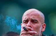 曼联球迷害怕曼城三冠王？瓜迪奥拉：不用担心，邻居总是善待对方