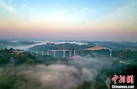 成都至自贡高铁第一高桥连续梁浇筑完成 实现合龙