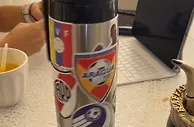 龙东社媒晒水杯，大连人队徽贴纸醒目