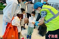 （上海战疫录）“沪”动进行时：提供复工返乡服务 东航执飞首批复航班机