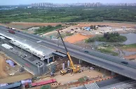宁（南京）芜（芜湖）高速改扩建工程芜湖枢纽匝道桥首件钢箱梁顺利吊装