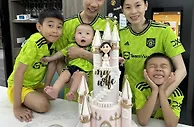 真魔迷！马来西亚天王李宗伟为妻子庆生，一家五口身穿曼联球衣