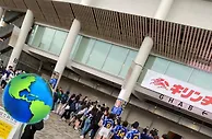 ????球迷排队等三笘薫签名，前田大然调侃：和他在一起我太蠢了