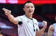 篮球资讯：一场比赛上热搜！辽粤大战一喜三忧，闫军判罚引争议，心疼赵继伟