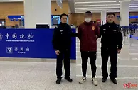 前裁判因赌博诈骗超千万，潜逃泰国三年被抓时穿“国足外套”