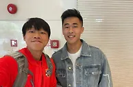 戴伟浚晒与梅州客家的中国香港球员茹子楠合影：晚上好运