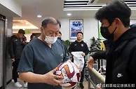 徐正源带队访问 韩国运动医学专家为蓉城球员做诊断