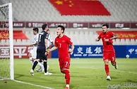 足球资讯：开战在即！国足新版最佳阵容，中场+后防线存疑，首发12人曝光