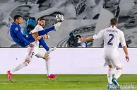 足球资讯：1-4！皇马迎克星，5年2冠悬，本泽马成奇兵：帽子戏法坐稳历史第1