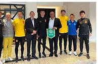 尽地主之谊！周通携奥克兰城俱乐部人士拜访国足并合影