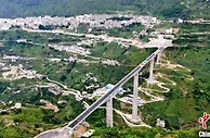 四川金阳：钢管混凝土格构空心墩桥建成通车