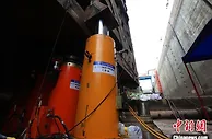 葛洲坝三号船闸两扇人字门成功顶升