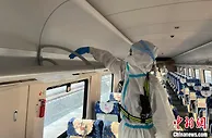“澜沧号”重联动车组经磨憨铁路口岸出境驶往老挝