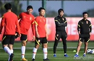 足球资讯：国足重点演练定位球 中阿之战将披主场红战袍