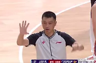 篮球资讯：CCTV5直播，王哲林输急了下黑脚绊倒胡明轩，裁判重罚：违体犯规