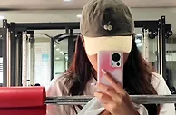 奥运冠军杨倩惹争议！晒美照，掀开衣服露肚皮，身材傲人,韵味十足