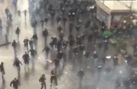 记者：法兰克福球迷在那不勒斯市中心放火，当地警方已介入