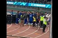 球迷赛后现场怒骂韦世豪：CNM！SB！韦世豪示意再大声点????