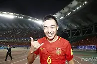 足球资讯：前国足队长冯潇霆暗讽国家一级演员巩汉林上热搜