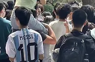 ????马克龙访问中山大学 学子向他高呼梅西 同学以“姆巴佩”回应