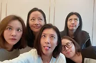 女足玫瑰化身综艺明星！赵丽娜合影贾静雯瞿颖，一起扮鬼脸