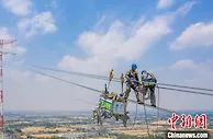 世界最高输电铁塔启动跨长江放线