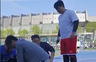 一男子球场心跳骤停万幸旁边是医生，3人7分钟接力抢回一条生命