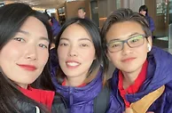 中国女足启程前往西班牙，杨莉娜与王霜自拍：转场✈️✈️✈️
