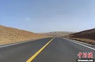 新疆第三条穿越塔克拉玛干沙漠的公路通车运营