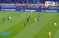 敲山震虎！刘洋无人盯防下俯冲头球攻门，马镇神勇扑出！