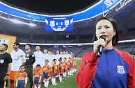 申花vs泰山赛前，帆船奥运冠军徐莉佳引领全场唱国歌????????