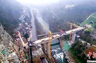 四川自贡至宜宾高铁板栗山隧道成功贯通
