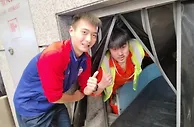 蓝血人无处不在！行李传送带幕后突现申花球迷，与张威合影