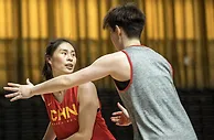篮球报：CCTV5直播！中国女篮大战韩国，双塔正式就位，郑薇全主力冲击奖牌