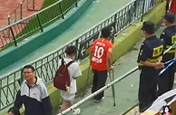 痴心永不改！球迷拄着拐杖来到现场支持广州队