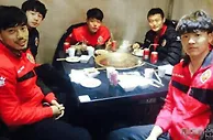 中国球员喝成酒懵子不新鲜，中国体育黑暗时刻，足篮打水一场空