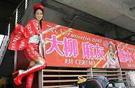 足球花边：日本赛车女郎「大柳麻友」，完美身材与阳光笑容征服赛车迷！