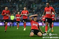 谭龙透露“比4”庆祝的寓意：送给四岁儿子的生日礼物