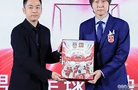 足球赛报：火爆！开售仅1天，国足世预赛门票基本卖光了，超3万球迷现场助威